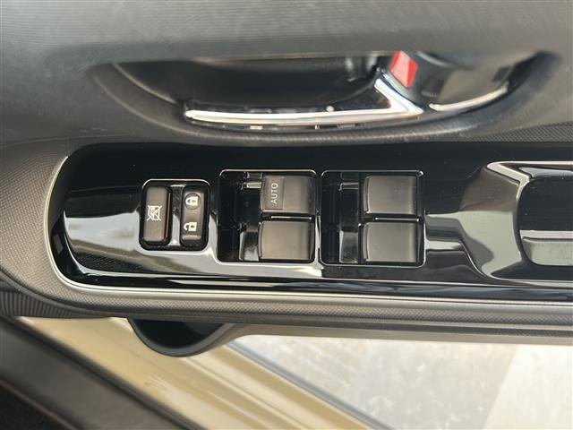 アクア クロスオーバー　グラム　純正ナビゲーション　バックモニター　テレビ　Ｂｌｕｅｔｏｏｔｈ　ＣＤ再生　ＡＵＸ接続　ドラレコ　ハーフレザーシートオートエアコン　プッシュスタート　スマートキー　オートマチックハイビーム　純正マット（8枚目）