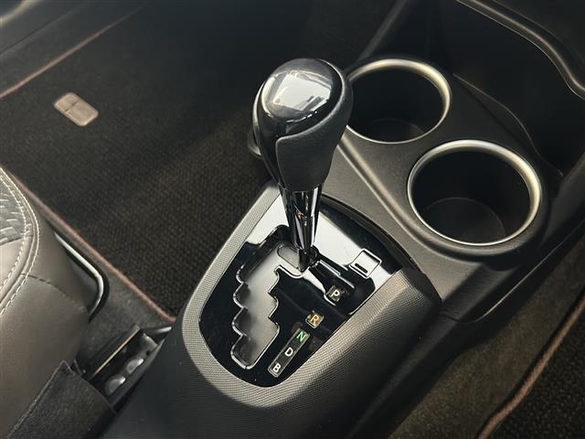 アクア クロスオーバー　グラム　純正ナビゲーション　バックモニター　テレビ　Ｂｌｕｅｔｏｏｔｈ　ＣＤ再生　ＡＵＸ接続　ドラレコ　ハーフレザーシートオートエアコン　プッシュスタート　スマートキー　オートマチックハイビーム　純正マット（21枚目）