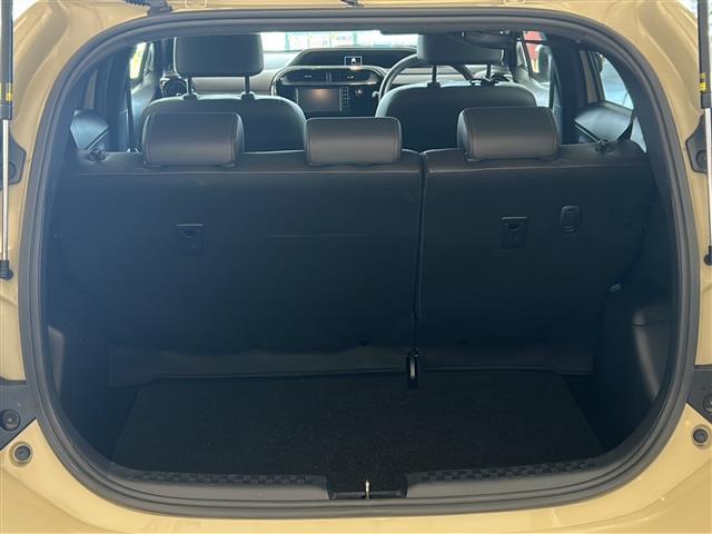 アクア クロスオーバー　グラム　純正ナビゲーション　バックモニター　テレビ　Ｂｌｕｅｔｏｏｔｈ　ＣＤ再生　ＡＵＸ接続　ドラレコ　ハーフレザーシートオートエアコン　プッシュスタート　スマートキー　オートマチックハイビーム　純正マット（28枚目）