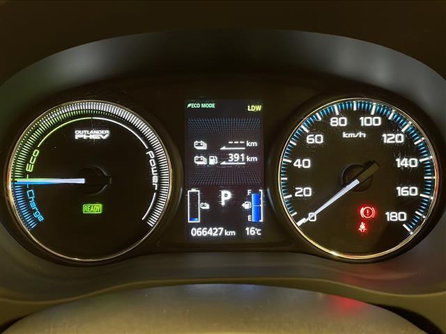 アウトランダーＰＨＥＶ Ｇナビパッケージ　４ＷＤ　純正ナビ　全方位カメラ　フルセグＴＶ　Ｂｌｕｅｔｏｏｔｈ　ＣＤ・ＤＶＤ再生　ドラレコ　ＥＴＣ　クルコン　パワーバックドア　オートエアコン　ハーフレザー　シートヒーター　ステアリングヒーター（6枚目）