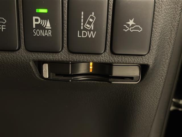 アウトランダーＰＨＥＶ Ｇナビパッケージ　４ＷＤ　純正ナビ　全方位カメラ　フルセグＴＶ　Ｂｌｕｅｔｏｏｔｈ　ＣＤ・ＤＶＤ再生　ドラレコ　ＥＴＣ　クルコン　パワーバックドア　オートエアコン　ハーフレザー　シートヒーター　ステアリングヒーター（9枚目）