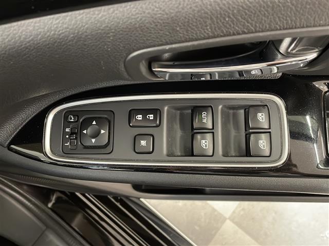 アウトランダーＰＨＥＶ Ｇナビパッケージ　４ＷＤ　純正ナビ　全方位カメラ　フルセグＴＶ　Ｂｌｕｅｔｏｏｔｈ　ＣＤ・ＤＶＤ再生　ドラレコ　ＥＴＣ　クルコン　パワーバックドア　オートエアコン　ハーフレザー　シートヒーター　ステアリングヒーター（10枚目）