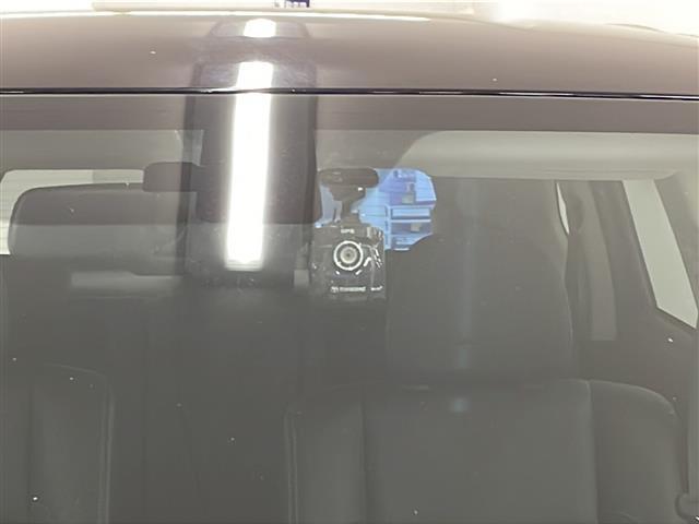 アウトランダーＰＨＥＶ Ｇナビパッケージ　４ＷＤ　純正ナビ　全方位カメラ　フルセグＴＶ　Ｂｌｕｅｔｏｏｔｈ　ＣＤ・ＤＶＤ再生　ドラレコ　ＥＴＣ　クルコン　パワーバックドア　オートエアコン　ハーフレザー　シートヒーター　ステアリングヒーター（13枚目）