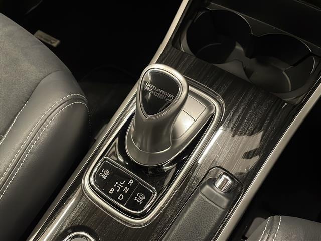 アウトランダーＰＨＥＶ Ｇナビパッケージ　４ＷＤ　純正ナビ　全方位カメラ　フルセグＴＶ　Ｂｌｕｅｔｏｏｔｈ　ＣＤ・ＤＶＤ再生　ドラレコ　ＥＴＣ　クルコン　パワーバックドア　オートエアコン　ハーフレザー　シートヒーター　ステアリングヒーター（14枚目）