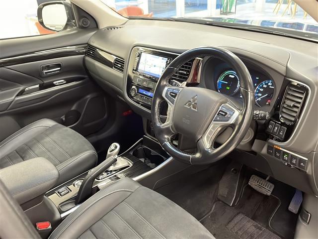 アウトランダーＰＨＥＶ Ｇナビパッケージ　４ＷＤ　純正ナビ　全方位カメラ　フルセグＴＶ　Ｂｌｕｅｔｏｏｔｈ　ＣＤ・ＤＶＤ再生　ドラレコ　ＥＴＣ　クルコン　パワーバックドア　オートエアコン　ハーフレザー　シートヒーター　ステアリングヒーター（23枚目）