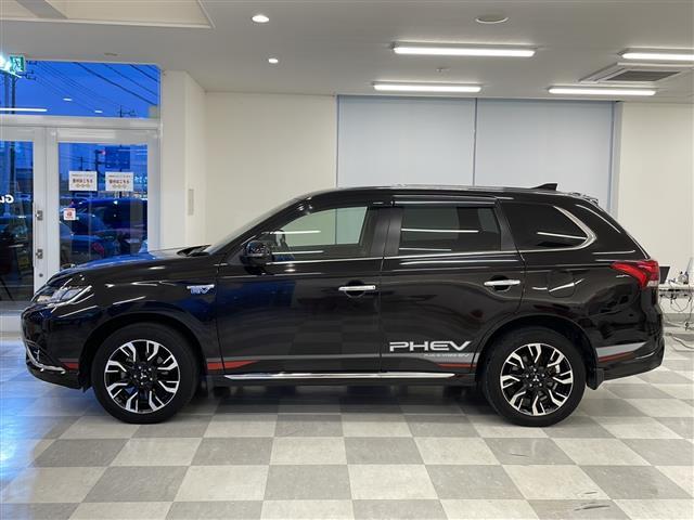 アウトランダーＰＨＥＶ Ｇナビパッケージ　４ＷＤ　純正ナビ　全方位カメラ　フルセグＴＶ　Ｂｌｕｅｔｏｏｔｈ　ＣＤ・ＤＶＤ再生　ドラレコ　ＥＴＣ　クルコン　パワーバックドア　オートエアコン　ハーフレザー　シートヒーター　ステアリングヒーター（35枚目）