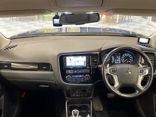 アウトランダーＰＨＥＶ Ｇナビパッケージ　４ＷＤ　純正ナビ　全方位カメラ　フルセグＴＶ　Ｂｌｕｅｔｏｏｔｈ　ＣＤ・ＤＶＤ再生　ドラレコ　ＥＴＣ　クルコン　パワーバックドア　オートエアコン　ハーフレザー　シートヒーター　ステアリングヒーター（42枚目）