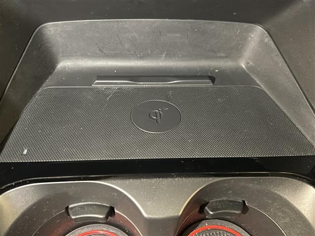 ＭＡＺＤＡ３ファストバック １５Ｓ　レトロスポーツエディション　ＢＯＳＥサウンド　全方位カメラ純正エアロ　置くだけ充電　フルセグテレビ　Ｂｌｕｅｔｏｏｔｈ　ＵＳＢ　ＨＤＭＩ　ＡｐｐｌｅＣａｒＰｌａｙ　ＡｎｄｒｏｉｄＡｕｔｏ　フロントエアロ　メモリーシート（8枚目）