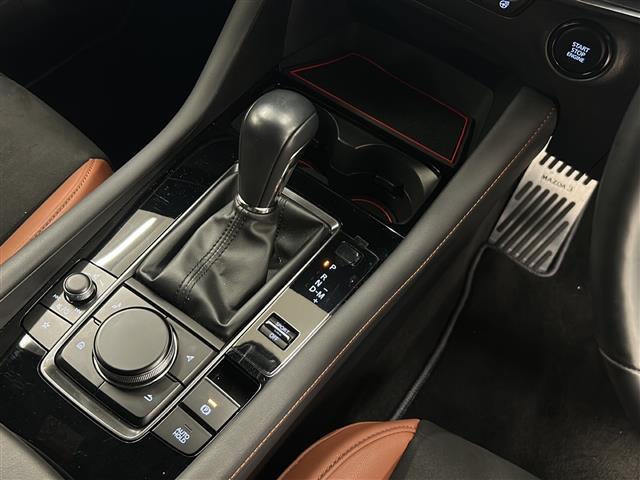 ＭＡＺＤＡ３ファストバック １５Ｓ　レトロスポーツエディション　ＢＯＳＥサウンド　全方位カメラ純正エアロ　置くだけ充電　フルセグテレビ　Ｂｌｕｅｔｏｏｔｈ　ＵＳＢ　ＨＤＭＩ　ＡｐｐｌｅＣａｒＰｌａｙ　ＡｎｄｒｏｉｄＡｕｔｏ　フロントエアロ　メモリーシート（22枚目）