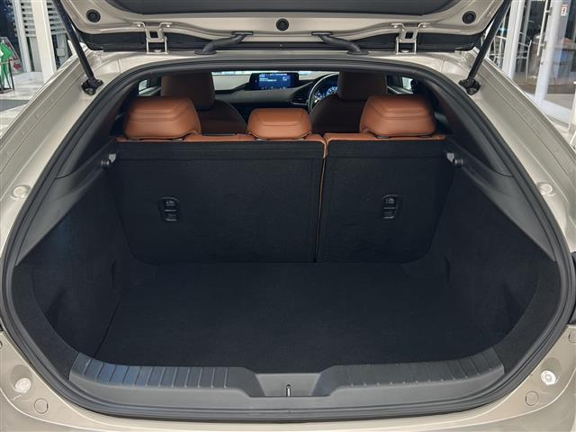 ＭＡＺＤＡ３ファストバック １５Ｓ　レトロスポーツエディション　ＢＯＳＥサウンド　全方位カメラ純正エアロ　置くだけ充電　フルセグテレビ　Ｂｌｕｅｔｏｏｔｈ　ＵＳＢ　ＨＤＭＩ　ＡｐｐｌｅＣａｒＰｌａｙ　ＡｎｄｒｏｉｄＡｕｔｏ　フロントエアロ　メモリーシート（23枚目）