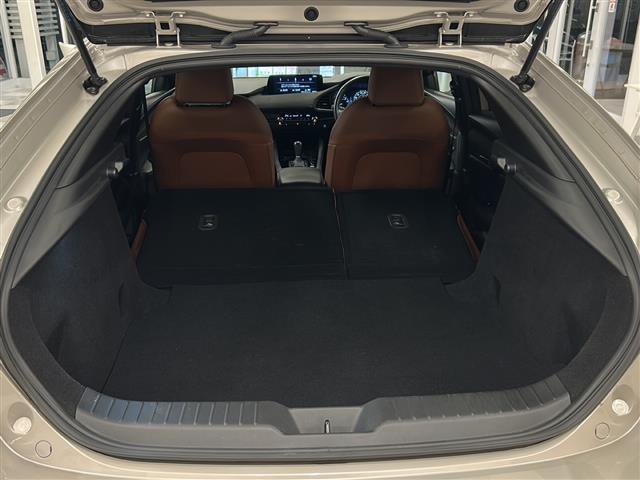 ＭＡＺＤＡ３ファストバック １５Ｓ　レトロスポーツエディション　ＢＯＳＥサウンド　全方位カメラ純正エアロ　置くだけ充電　フルセグテレビ　Ｂｌｕｅｔｏｏｔｈ　ＵＳＢ　ＨＤＭＩ　ＡｐｐｌｅＣａｒＰｌａｙ　ＡｎｄｒｏｉｄＡｕｔｏ　フロントエアロ　メモリーシート（24枚目）