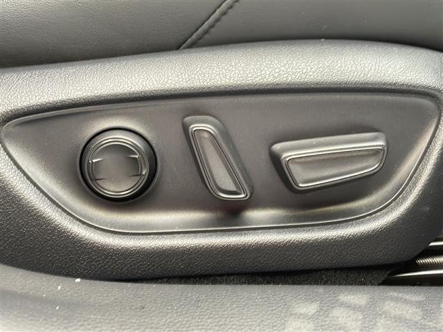 クラウンハイブリッド ＲＳアドバンス　純正ナビ　Ｂｌｕｅｔｏｏｔｈ　フルセグＴＶ　全周囲モニター　トヨタセーフティセンス　プリクラッシュセーフティ　ブラインドスポットモニター　レーダークルーズコントロール　ロードサインアシスト　ＥＴＣ（12枚目）