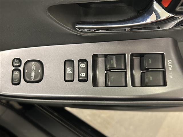 プリウスアルファ Ｓ　チューン　ブラック　純正ナビ　フルセグテレビ　Ｂｌｕｅｔｏｏｔｈ　ＣＤ／ＤＶＤ　ＵＳＢ　ＶＴＲ　バックカメラ　ＥＴＣ　ドライブレコーダー　ＬＥＤヘッドライト　純正フロアマット　純正アルミホイール　スペアキー　ＡＢＳ（8枚目）