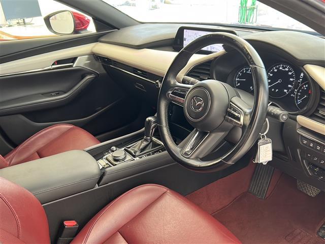 ＭＡＺＤＡ３ファストバック ２０Ｓ　１００周年特別記念車　ＢＯＳＥサウンドシステム　全方位カメラ　ヘッドアップディスプレイ　ブラインドスポットモニター　レーダークルーズコントロール　純正ナビ　Ｂｌｕｅｔｏｏｔｈ　ＵＳＢ　ＨＤＭＩ　赤革シート　シートメモリ　ー（10枚目）
