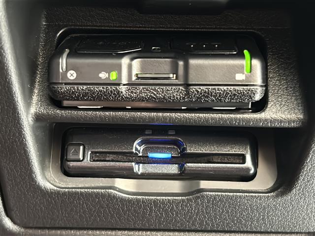 ＭＡＺＤＡ３ファストバック ２０Ｓ　１００周年特別記念車　ＢＯＳＥサウンドシステム　全方位カメラ　ヘッドアップディスプレイ　ブラインドスポットモニター　レーダークルーズコントロール　純正ナビ　Ｂｌｕｅｔｏｏｔｈ　ＵＳＢ　ＨＤＭＩ　赤革シート　シートメモリ　ー（17枚目）