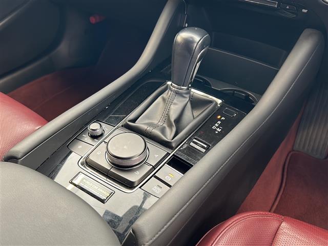 ＭＡＺＤＡ３ファストバック ２０Ｓ　１００周年特別記念車　ＢＯＳＥサウンドシステム　全方位カメラ　ヘッドアップディスプレイ　ブラインドスポットモニター　レーダークルーズコントロール　純正ナビ　Ｂｌｕｅｔｏｏｔｈ　ＵＳＢ　ＨＤＭＩ　赤革シート　シートメモリ　ー（20枚目）
