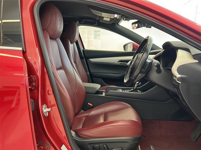 ＭＡＺＤＡ３ファストバック ２０Ｓ　１００周年特別記念車　ＢＯＳＥサウンドシステム　全方位カメラ　ヘッドアップディスプレイ　ブラインドスポットモニター　レーダークルーズコントロール　純正ナビ　Ｂｌｕｅｔｏｏｔｈ　ＵＳＢ　ＨＤＭＩ　赤革シート　シートメモリ　ー（22枚目）