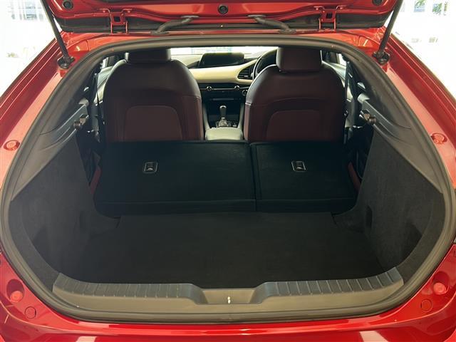 ＭＡＺＤＡ３ファストバック ２０Ｓ　１００周年特別記念車　ＢＯＳＥサウンドシステム　全方位カメラ　ヘッドアップディスプレイ　ブラインドスポットモニター　レーダークルーズコントロール　純正ナビ　Ｂｌｕｅｔｏｏｔｈ　ＵＳＢ　ＨＤＭＩ　赤革シート　シートメモリ　ー（26枚目）