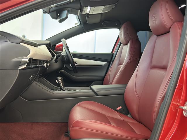 ＭＡＺＤＡ３ファストバック ２０Ｓ　１００周年特別記念車　ＢＯＳＥサウンドシステム　全方位カメラ　ヘッドアップディスプレイ　ブラインドスポットモニター　レーダークルーズコントロール　純正ナビ　Ｂｌｕｅｔｏｏｔｈ　ＵＳＢ　ＨＤＭＩ　赤革シート　シートメモリ　ー（28枚目）