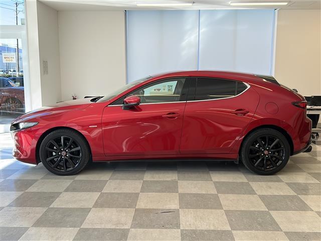 ＭＡＺＤＡ３ファストバック ２０Ｓ　１００周年特別記念車　ＢＯＳＥサウンドシステム　全方位カメラ　ヘッドアップディスプレイ　ブラインドスポットモニター　レーダークルーズコントロール　純正ナビ　Ｂｌｕｅｔｏｏｔｈ　ＵＳＢ　ＨＤＭＩ　赤革シート　シートメモリ　ー（32枚目）