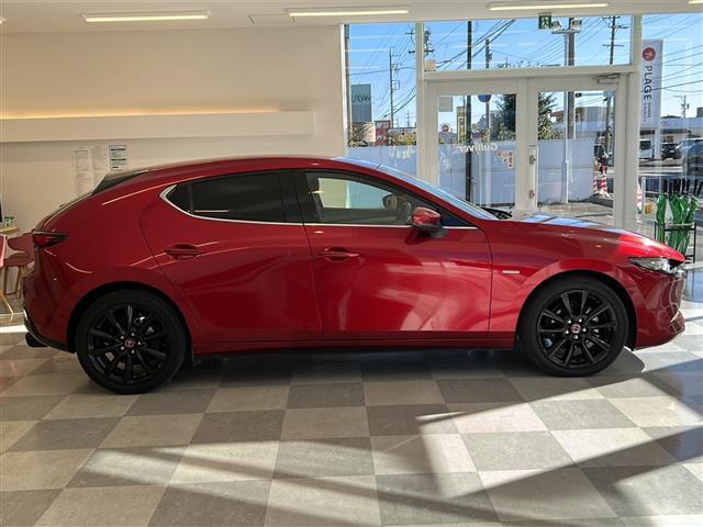 ＭＡＺＤＡ３ファストバック ２０Ｓ　１００周年特別記念車　ＢＯＳＥサウンドシステム　全方位カメラ　ヘッドアップディスプレイ　ブラインドスポットモニター　レーダークルーズコントロール　純正ナビ　Ｂｌｕｅｔｏｏｔｈ　ＵＳＢ　ＨＤＭＩ　赤革シート　シートメモリ　ー（35枚目）