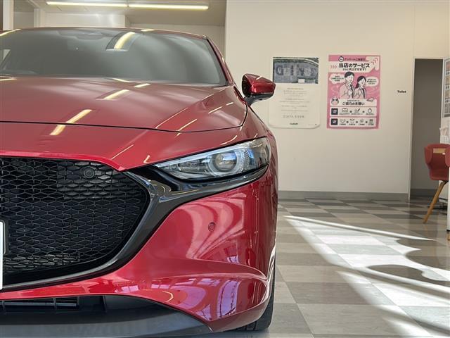 ＭＡＺＤＡ３ファストバック ２０Ｓ　１００周年特別記念車　ＢＯＳＥサウンドシステム　全方位カメラ　ヘッドアップディスプレイ　ブラインドスポットモニター　レーダークルーズコントロール　純正ナビ　Ｂｌｕｅｔｏｏｔｈ　ＵＳＢ　ＨＤＭＩ　赤革シート　シートメモリ　ー（37枚目）