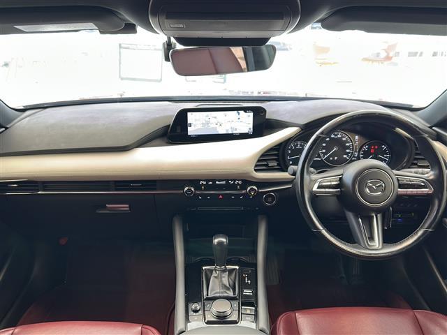 ＭＡＺＤＡ３ファストバック ２０Ｓ　１００周年特別記念車　ＢＯＳＥサウンドシステム　全方位カメラ　ヘッドアップディスプレイ　ブラインドスポットモニター　レーダークルーズコントロール　純正ナビ　Ｂｌｕｅｔｏｏｔｈ　ＵＳＢ　ＨＤＭＩ　赤革シート　シートメモリ　ー（42枚目）