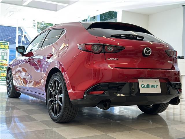 ＭＡＺＤＡ３ファストバック ２０Ｓ　１００周年特別記念車　ＢＯＳＥサウンドシステム　全方位カメラ　ヘッドアップディスプレイ　ブラインドスポットモニター　レーダークルーズコントロール　純正ナビ　Ｂｌｕｅｔｏｏｔｈ　ＵＳＢ　ＨＤＭＩ　赤革シート　シートメモリ　ー（43枚目）