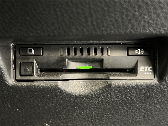 Ｃ－ＨＲ Ｇ　フルエアロ　純正ナビ　フルセグＴＶ　Ｂｌｕｅｔｏｏｔｈ　ＣＤ・ＤＶＤ再生　ＴＳＳ　レーダークルコン　ハーフレザー　シートヒーター　ＥＴＣ　ドラレコ　シーケンシャルウィンカー　純正アルミ　純正マット（6枚目）