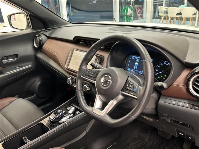 キックス X ツートーンインテリアエディション プロパイロット 全方位カメラ デジタルインナーミラー 純正ナビ フルセグ BT ETC スマートキー レザーシート ルーフレール オートライト LEDヘッドライト 衝突軽減システム 純正アルミホイール(9枚目)