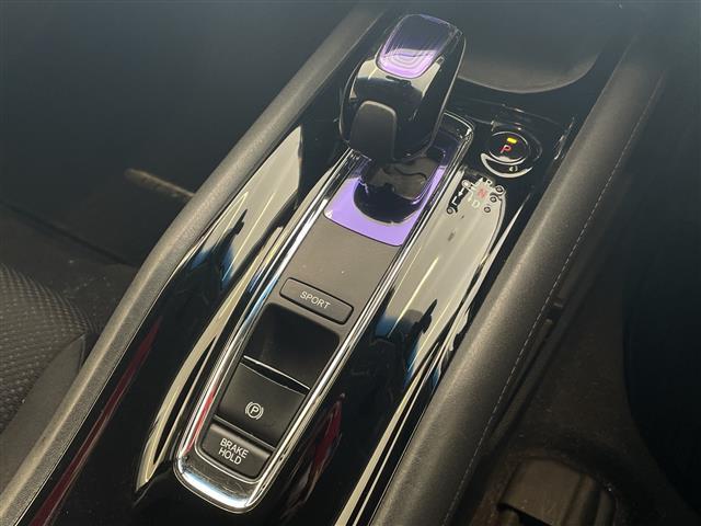 ヴェゼル ハイブリッドX 純正メモリナビ プッシュスタート フォグ ウィンカーミラー 社外アルミホイール USB入力端子 クルーズコントロール LEDヘッドライト スタッドレスタイヤ積み込みあり 純正フロアマット(6枚目)