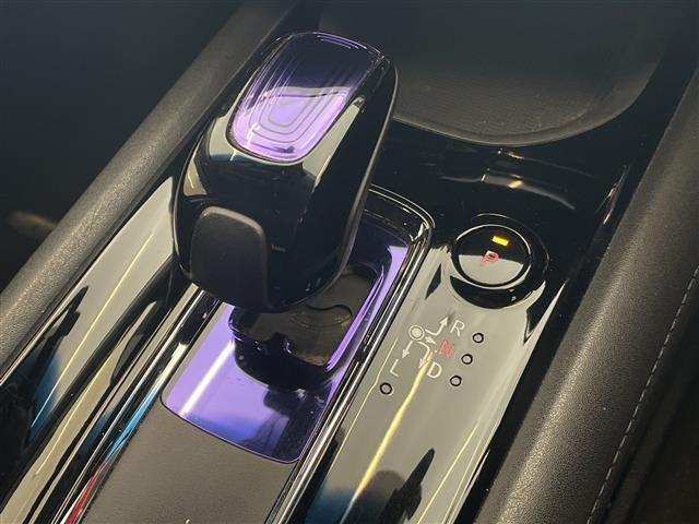 ヴェゼル ハイブリッドX 純正メモリナビ プッシュスタート フォグ ウィンカーミラー 社外アルミホイール USB入力端子 クルーズコントロール LEDヘッドライト スタッドレスタイヤ積み込みあり 純正フロアマット(7枚目)