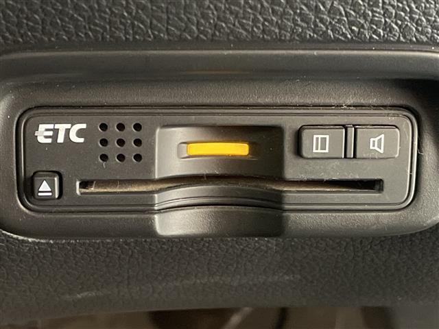 ヴェゼル ハイブリッドX 純正メモリナビ プッシュスタート フォグ ウィンカーミラー 社外アルミホイール USB入力端子 クルーズコントロール LEDヘッドライト スタッドレスタイヤ積み込みあり 純正フロアマット(9枚目)