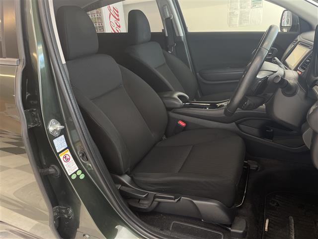 ヴェゼル ハイブリッドX 純正メモリナビ プッシュスタート フォグ ウィンカーミラー 社外アルミホイール USB入力端子 クルーズコントロール LEDヘッドライト スタッドレスタイヤ積み込みあり 純正フロアマット(17枚目)