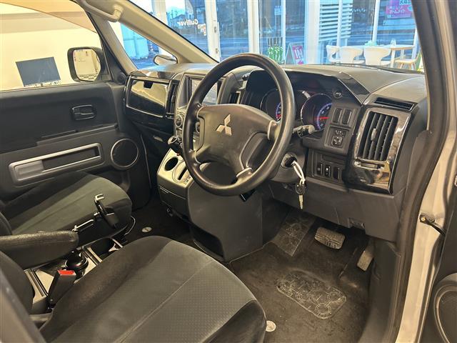 デリカＤ：５ Ｃ２　Ｓ　純正ＨＤＤナビ　オートライト　ＨＩＤヘッドライト　ＥＴＣ　キーレス　両側スライドドア（18枚目）