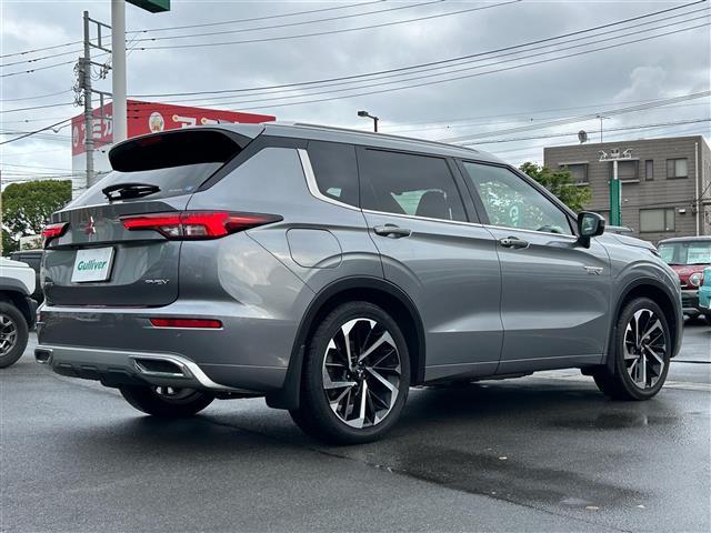 アウトランダーＰＨＥＶ Ｐ　プッシュスタート．ＭＴモード付ＡＴ．プラグインハイブリッド．４ＷＤ．Ｗオートエアコン．クルーズコントロール．ＥＴＣ２．０．ＵＳＢ．全方位カメラ．純正ナビ．サンルーフ．パワーシート．シートヒーター（4枚目）