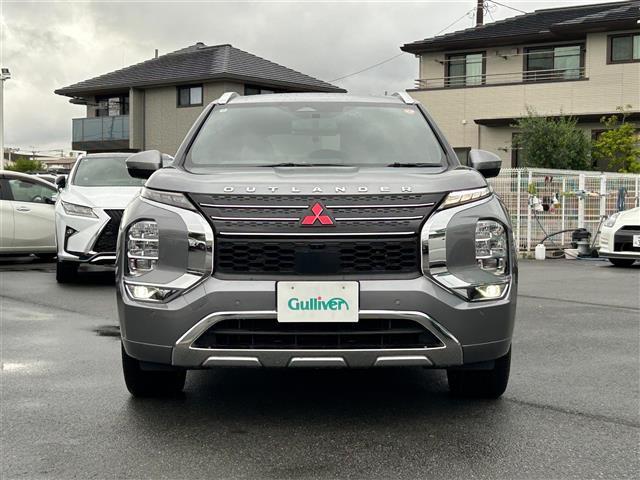 アウトランダーＰＨＥＶ Ｐ　プッシュスタート．ＭＴモード付ＡＴ．プラグインハイブリッド．４ＷＤ．Ｗオートエアコン．クルーズコントロール．ＥＴＣ２．０．ＵＳＢ．全方位カメラ．純正ナビ．サンルーフ．パワーシート．シートヒーター（6枚目）