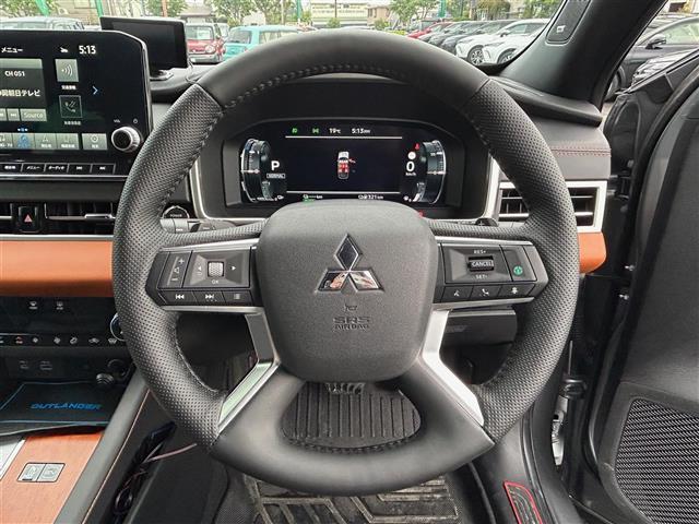 アウトランダーＰＨＥＶ Ｐ　プッシュスタート．ＭＴモード付ＡＴ．プラグインハイブリッド．４ＷＤ．Ｗオートエアコン．クルーズコントロール．ＥＴＣ２．０．ＵＳＢ．全方位カメラ．純正ナビ．サンルーフ．パワーシート．シートヒーター（11枚目）