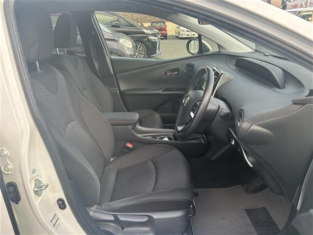 プリウス Ｓ　☆カロッツェリアナビ・ＡＶＣ－ＲＺ５００・ＣＤ／ＤＶＤ／Ｂｌｕｅｔｏｏｔｈ・ＡＵＸ／ｉＰｏｄ／ＦＭ／ＡＭ☆ビルトインＥＴＣ☆ドライブモード☆ＥＶモード☆センターコンソール☆ドアバイザー（13枚目）