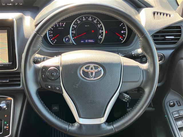 ヴォクシー V 純正9インチナビ/バックカメラ/ETC/両側パワースライドドア/Wオートエアコン/スペアキー1本/クルーズコントロール/後席モニター/純正ETC/三列シート/ウォークスルー/純正アルミ車載(サマー)(11枚目)