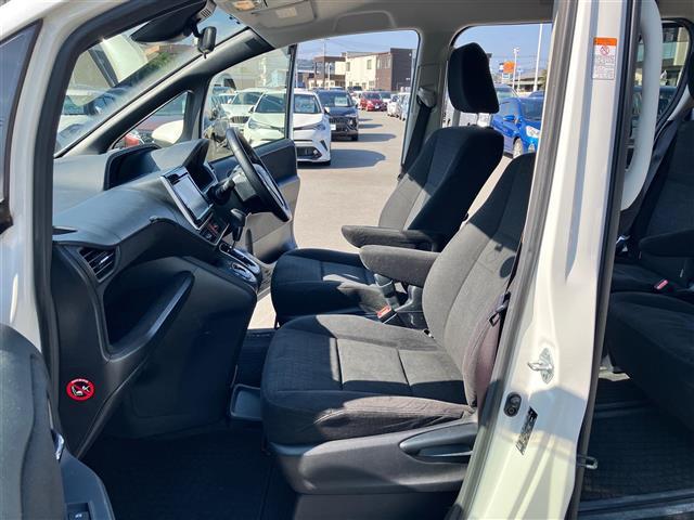 ヴォクシー V 純正9インチナビ/バックカメラ/ETC/両側パワースライドドア/Wオートエアコン/スペアキー1本/クルーズコントロール/後席モニター/純正ETC/三列シート/ウォークスルー/純正アルミ車載(サマー)(31枚目)