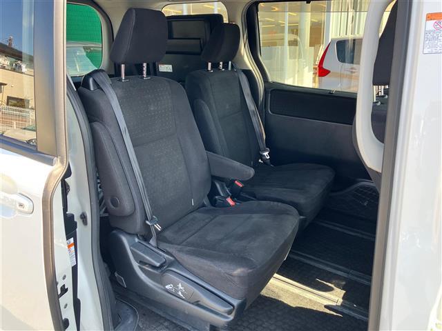 ヴォクシー V 純正9インチナビ/バックカメラ/ETC/両側パワースライドドア/Wオートエアコン/スペアキー1本/クルーズコントロール/後席モニター/純正ETC/三列シート/ウォークスルー/純正アルミ車載(サマー)(32枚目)