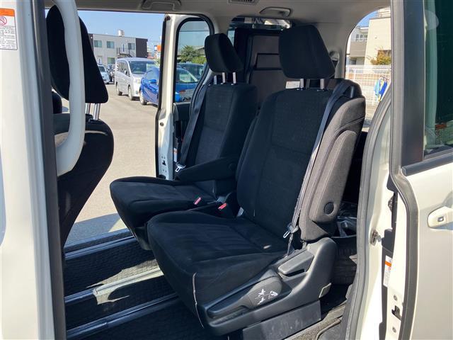 ヴォクシー V 純正9インチナビ/バックカメラ/ETC/両側パワースライドドア/Wオートエアコン/スペアキー1本/クルーズコントロール/後席モニター/純正ETC/三列シート/ウォークスルー/純正アルミ車載(サマー)(33枚目)