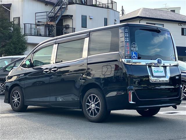 ヴォクシー ハイブリッドV ALPINE製11 インチナビ/バックカメラ/10.2インチ後席モニター/D席N席シートヒーター/両側パワースライドドア/Wオートエアコン/ETC/オートライト/W+サイドエアバッグ/衝突軽減システム(4枚目)