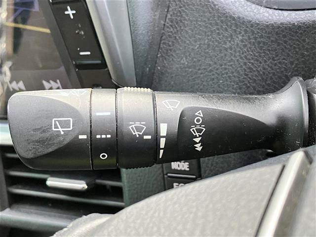 ヴォクシー ハイブリッドV ALPINE製11 インチナビ/バックカメラ/10.2インチ後席モニター/D席N席シートヒーター/両側パワースライドドア/Wオートエアコン/ETC/オートライト/W+サイドエアバッグ/衝突軽減システム(13枚目)