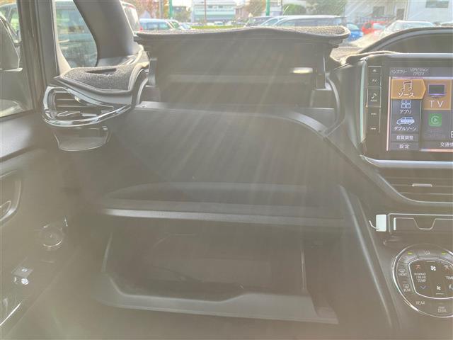 ヴォクシー ハイブリッドV ALPINE製11 インチナビ/バックカメラ/10.2インチ後席モニター/D席N席シートヒーター/両側パワースライドドア/Wオートエアコン/ETC/オートライト/W+サイドエアバッグ/衝突軽減システム(28枚目)