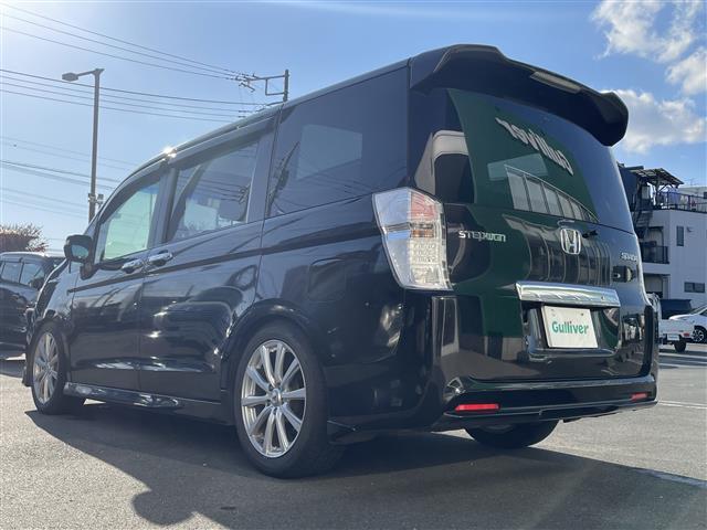 ステップワゴンスパーダ Z 8型ナビ/バックカメラ/ガラスルーフ/ETC/保証書/記録簿/パワーステアリング/パワーウィンドウ/オートエアコン/三列シート/純正フロアマット/両側パワースライドドア/社外アルミホイール/WエアB(5枚目)