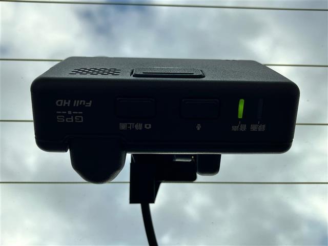 【　ドライブレコーダー　】万が一の事故してしまった、事故された時しっかりと記録してくれます！！安心してドライブが楽しめますね♪