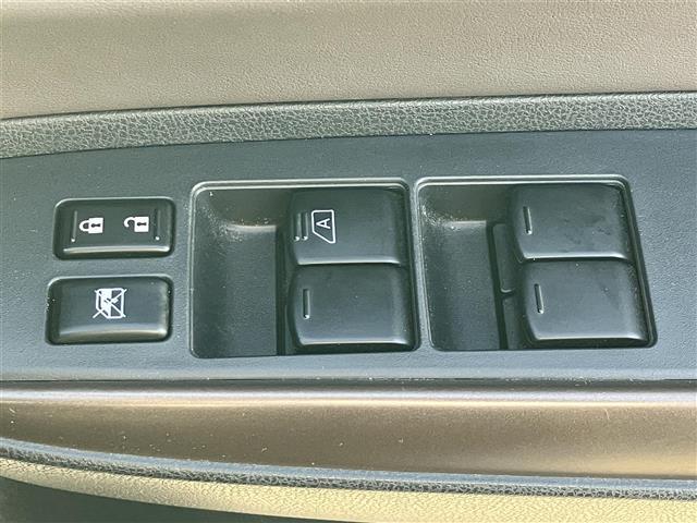 ノート e-パワー メダリスト 純正ナビ/全方位カメラ/デジタルインナーミラー/ドライブレコーダー/ETC/合皮シート/純正アルミホイール/ナイトビジョン/レーンキープアシスト/オートライト/Wエアバッグ/衝突軽減システム(17枚目)