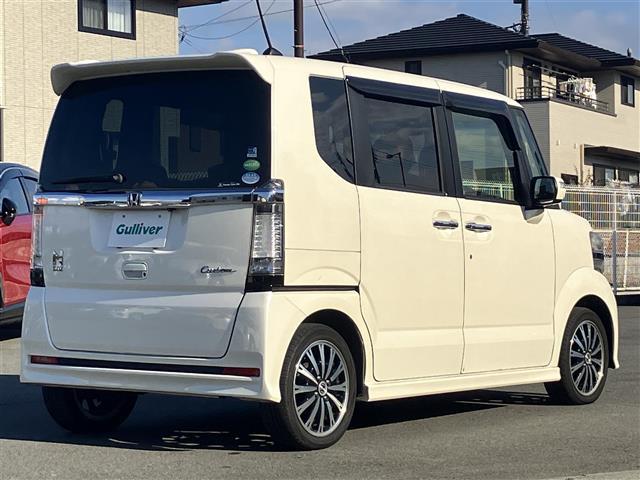 Ｎ－ＢＯＸカスタム Ｇ　ターボＳＳパッケージ　純正ナビ／バックカメラパドルシフト／両側パワースライドドア／アイドリングストップ／クルーズコントロール／スマートキー／スペアキー１本／純正アルミホイール／オートライト／衝突軽減システム／ドアバイザー（4枚目）